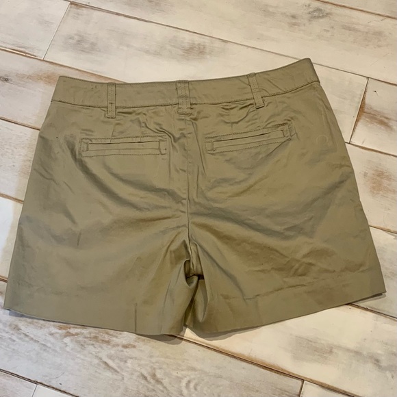 Flattering NOT your typical stiff twill shorts - Picture 2 of 5